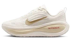 Vomero Plus WMNS "Sail Metallic Gold Grain"