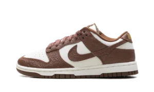 Dunk Low WMNS "Embossed Baroque Sail Fauna Brown"