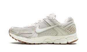 ZOOM VOMERO 5 WMNS "Light Orewood Brown"