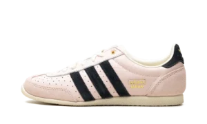Japan WMNS "Sandy Pink Black"